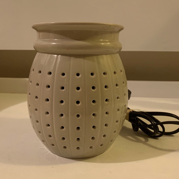 Yankee Candle “Olivia” wax warmer